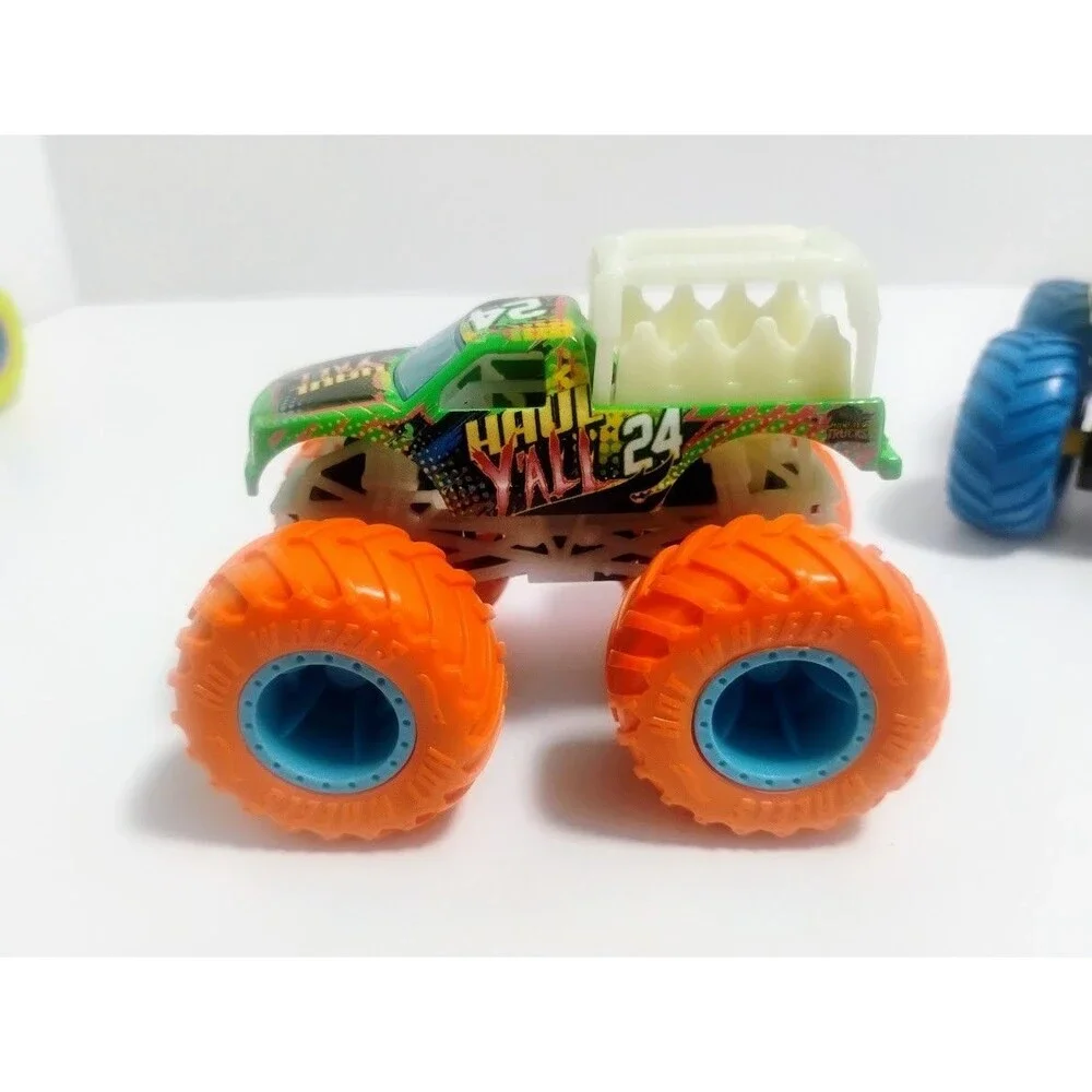 MATTEL HOT WHEELS MONSTER TRUCKS GLOW IN THE DARK LOT HAUL Y’ALL DARK BATTITUDE